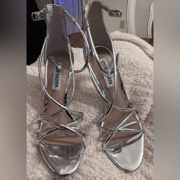 STEVE MADDEN SILVER HEELS. - Picture 4 of 7